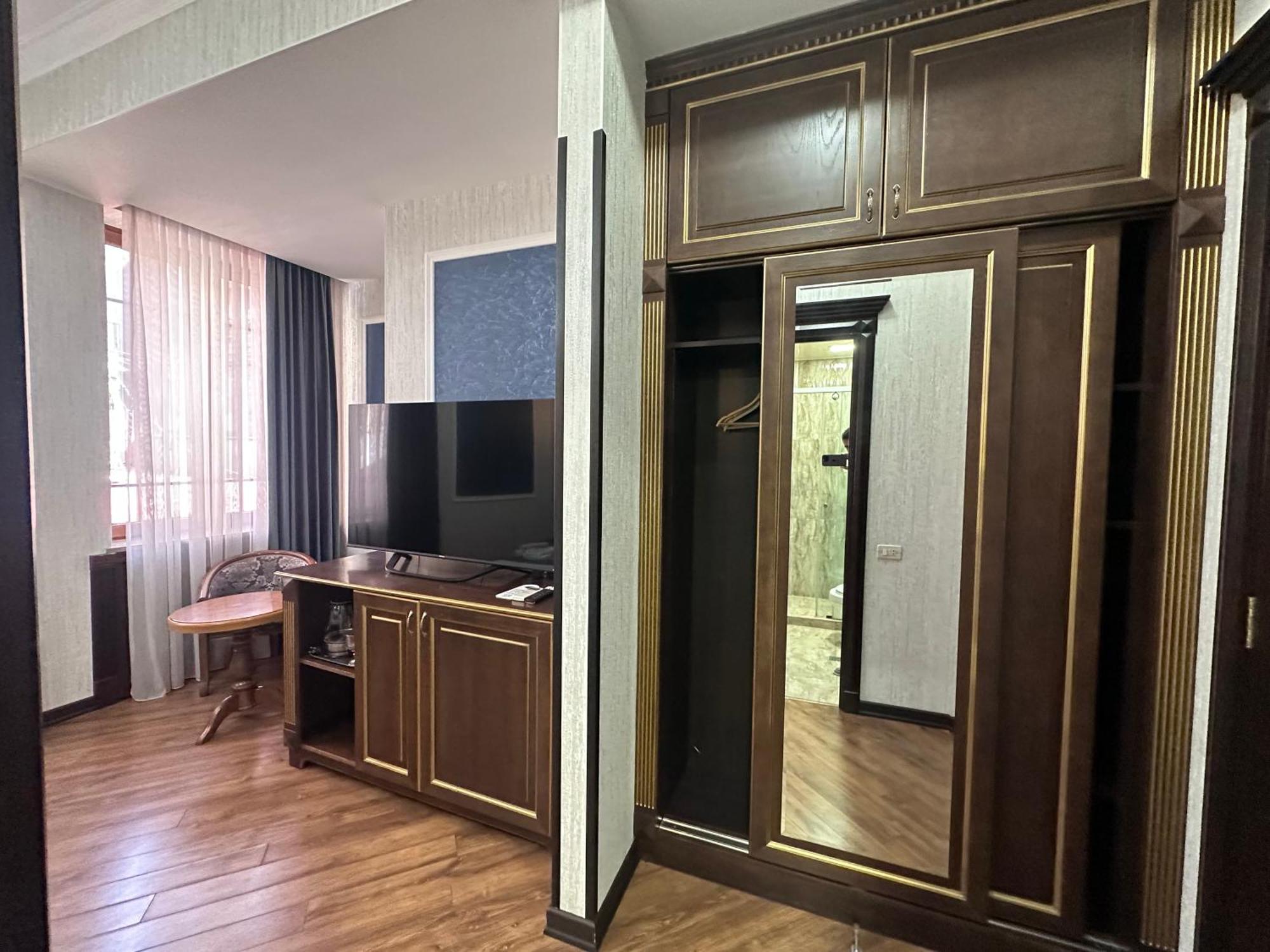 Royal Renaysance Hotel Yerevan Exterior photo