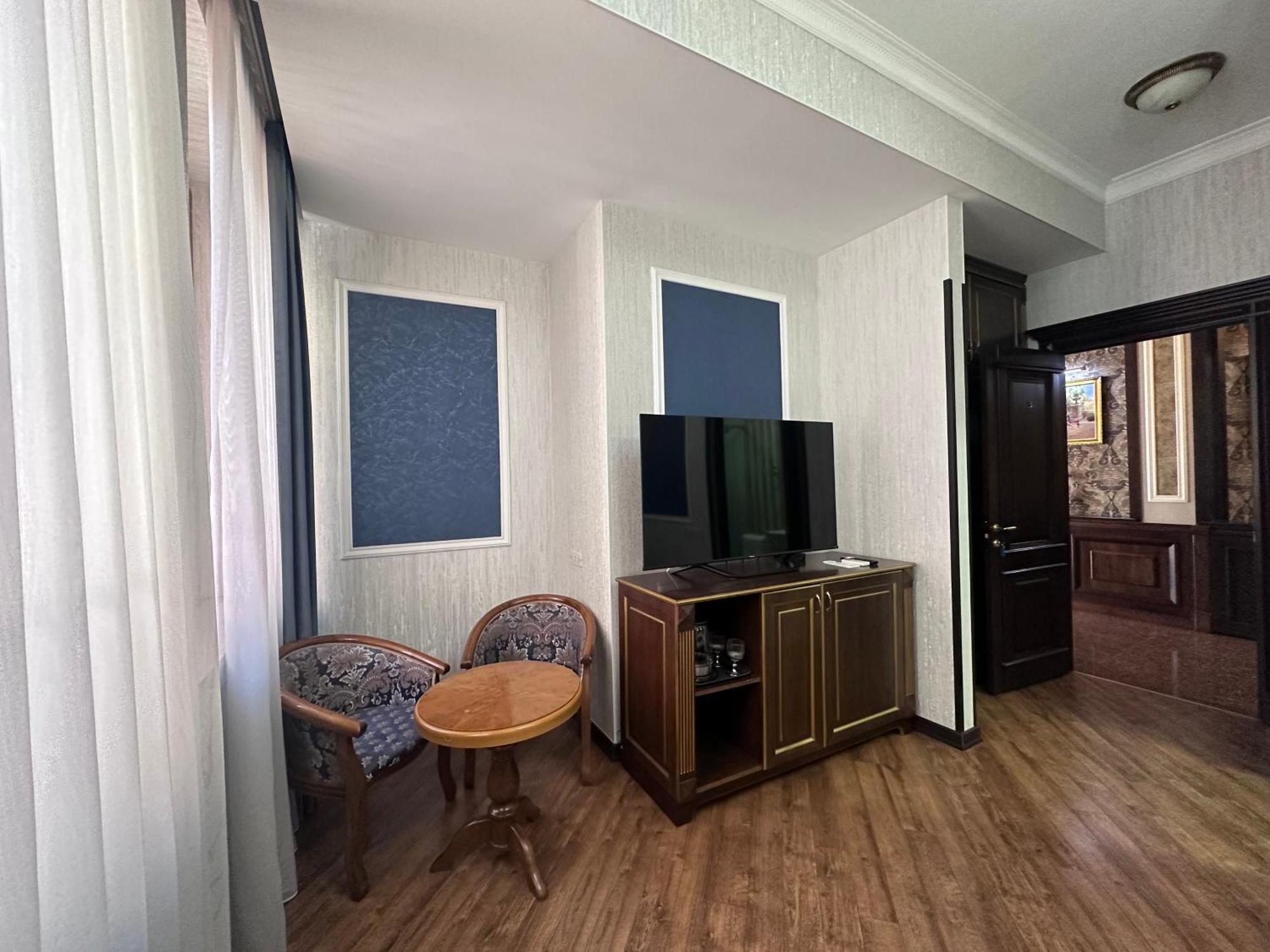 Royal Renaysance Hotel Yerevan Exterior photo
